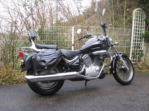 Foto 2: Mi moto "SUZUKI Intruder 125" / Vista de lado (derecho)