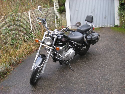 Picture 14: My motor-bike "SUZUKI Intruder 125" / viewed from the front (right-hand)