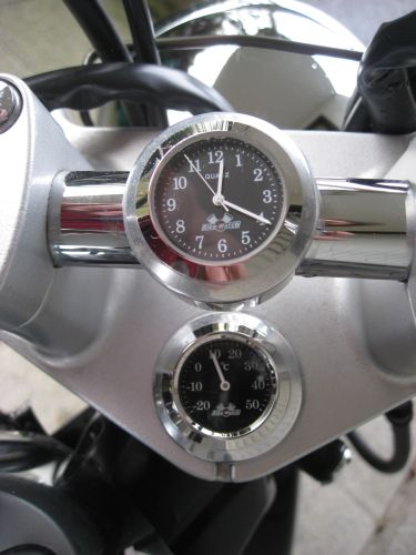 Picture 26: My motor-bike "SUZUKI Intruder 125" / viewed  from above - clock and thermometer
