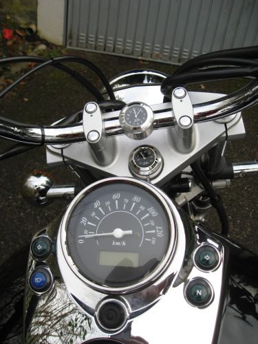 Bild 27: Mein Motorrad "SUZUKI Intruder 125" / Ansicht von oben - Tacho, Uhr und Thermometer