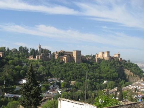 Picture 2: Alhambra / Located high up on a hill