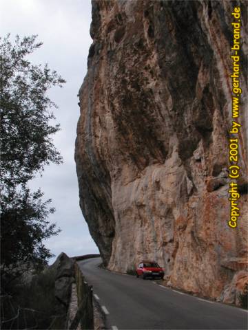 Foto 4: Sa Calobra, una escarpada pared rocosa al lado de la carretera