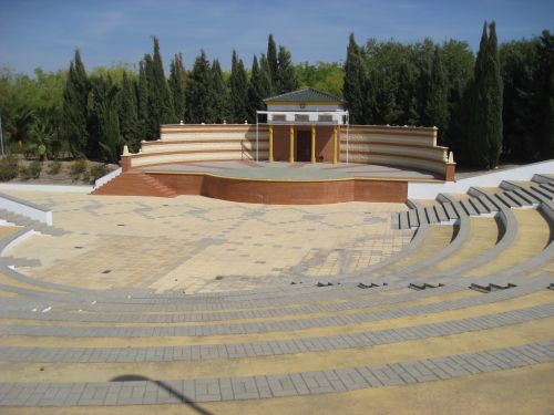 Foto 2c: Teatro al aire libre en el parque de Marinaleda