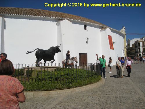 Foto 4: Ronda / Bullenstatue vor der Stierkampfarena