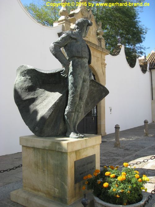 Foto 10: Stierkampfarena in Ronda / Statue zu Ehren von Cayetano Ordonez