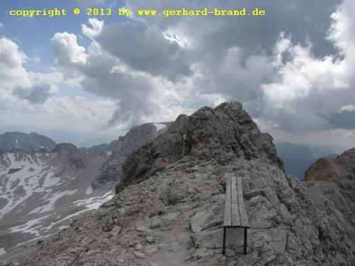 Foto 23: Der Weg zur Zugspitze - Eine Sitzbank auf dem Bergrücken