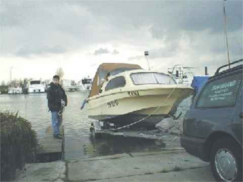 Bild 3: Das Motorboot Shetland Family Four beim Slippen (zu Wasser lassen)