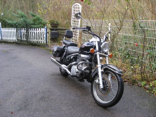 Picture 4: My motor-bike "SUZUKI Intruder 125" / viewed from the front