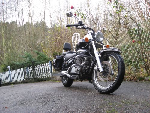 Picture 7: My motor-bike "SUZUKI Intruder 125" / viewed from the front