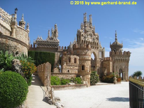 Foto 3: El Monumento Castillo Colomares, una vista completa