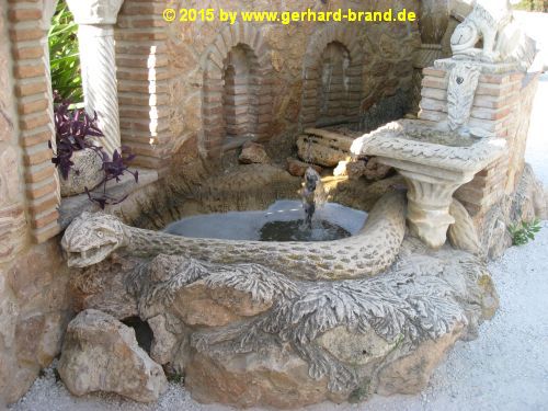 Bild 5: Das Monument Castillo Colomares, der Schlangenbrunnen