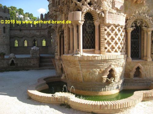 Bild 8: Das Monument Castillo Colomares, der Brunnen der Hoffnung