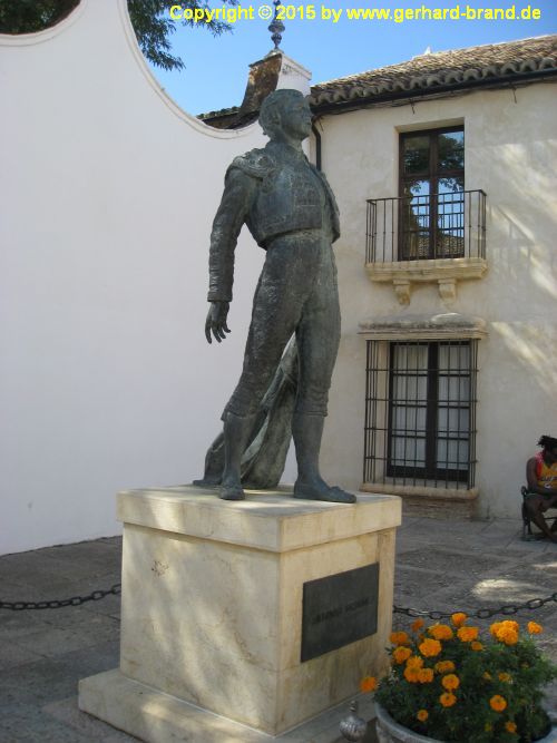 Foto 9: Stierkampfarena in Ronda / Statue zu Ehren von Antonio Ordonez
