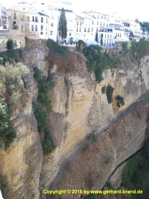 Foto 14: Die neue Brücke (Puente Nuevo) in Ronda / Häuser rechts der Brücke