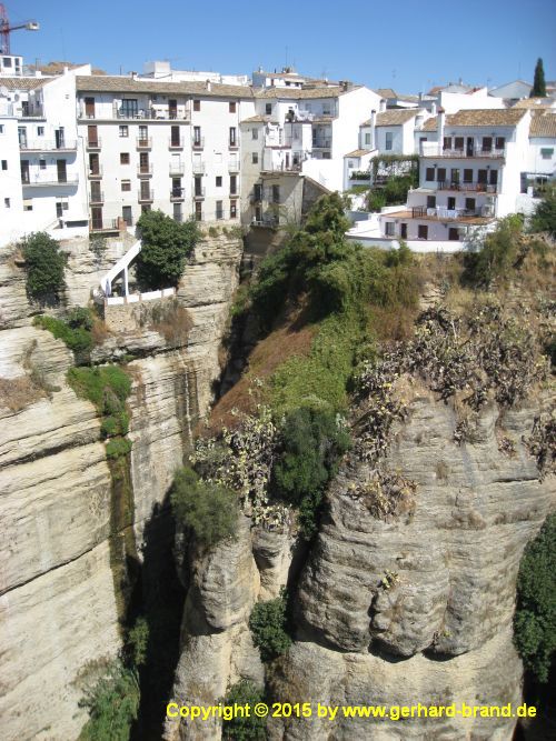 Foto 15: Die neue Brücke (Puente Nuevo) in Ronda / Häuser rechts der Brücke