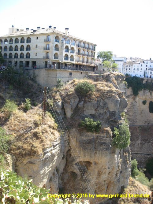 Foto 14: Die neue Brücke (Puente Nuevo) in Ronda / Häuser links der Brücke