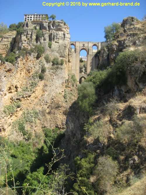 Foto 18: Die neue Brücke (Puente Nuevo) in Ronda / Aus der Ferne gesehen