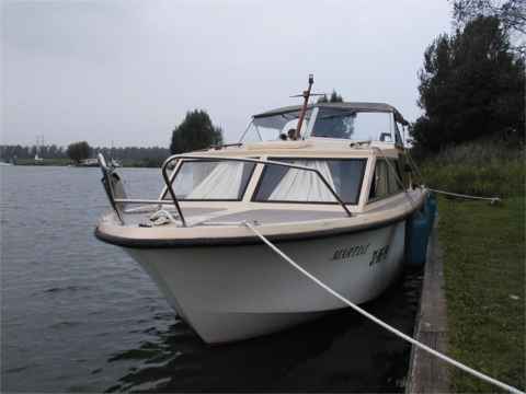 Picture 1: The motorboat Polaris 770 / viewed from the front