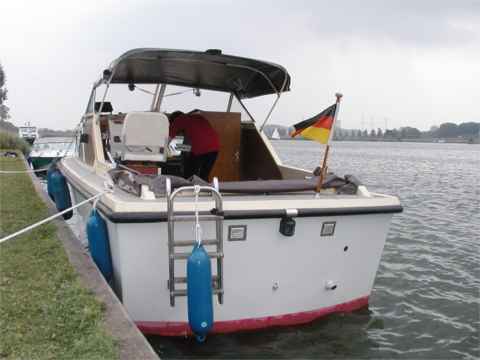 Picture 3: The motorboat Polaris 770 / viewed from behind