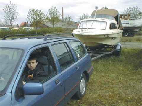 Bild 2: Das Motorboot Shetland Family Four auf dem Bootstrailer