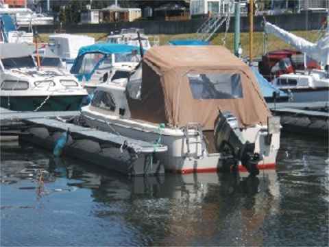 Bild 16: Das Motorboot Shetland Family Four / Ansicht von hinten