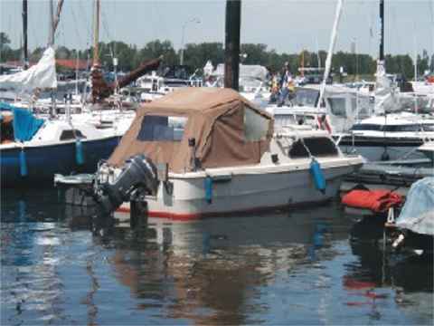 Bild 15: Das Motorboot Shetland Family Four / Ansicht von hinten